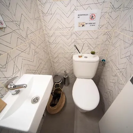 By Port Vell Rooms Albergue