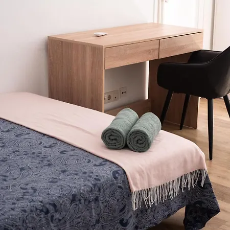 By Port Vell Rooms Hostal *